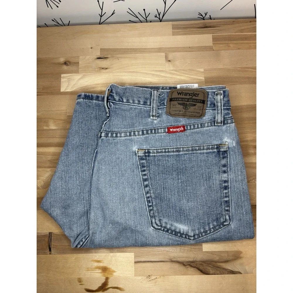 Men's Wrangler 38 Relaxed Fit Denim Bermuda Shorts Blue Medium Wash
